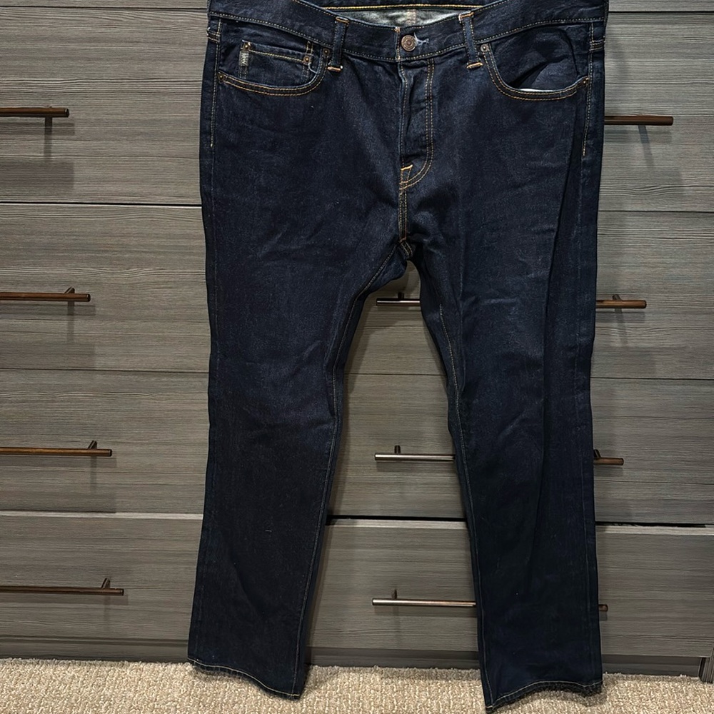 Abercrombie and Fitch men’s classic straight jeans in a dark blue wash 36/32